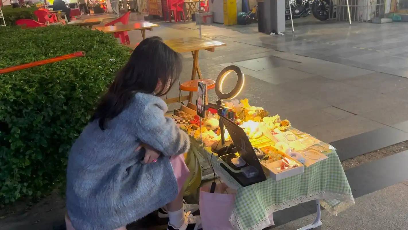 女大學(xué)生畢業(yè)后擺攤?cè)粘６桃曨l